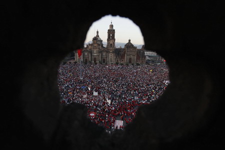 Thousands march against Mexican utility closure