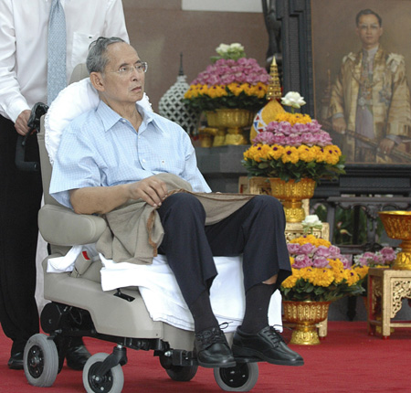 Thai king makes 1st appearance in more than a month