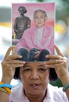 Thai king makes 1st appearance in more than month