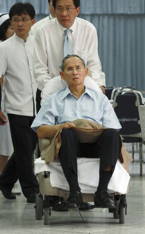 Thai king makes 1st appearance in more than a month