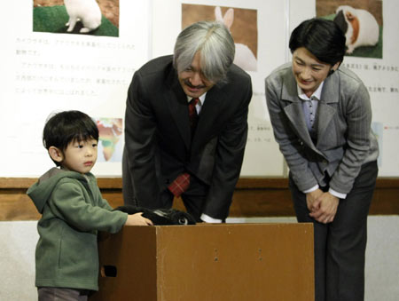 Japan's Prince Hisahito visits Zoological Gardens