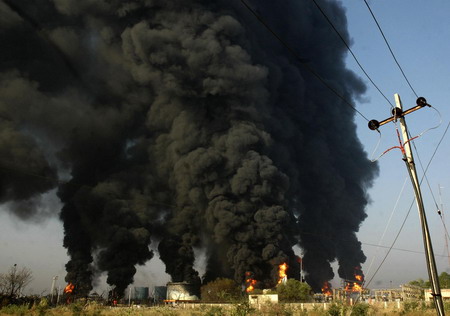 India oil depot rages in blaze, 13 killed