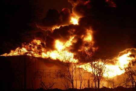 India oil depot rages in blaze, 13 killed