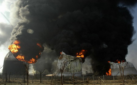 India oil depot rages in blaze, 13 killed