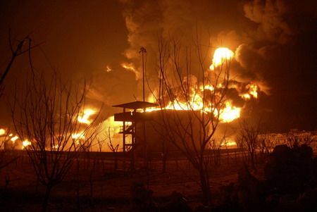India oil depot rages in blaze, 13 killed