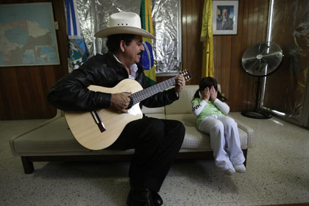 Honduras ousted president Zelaya plays guitar with family