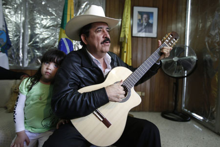 Honduras ousted president Zelaya plays guitar with family
