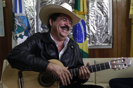 Honduras ousted president Zelaya plays guitar with family