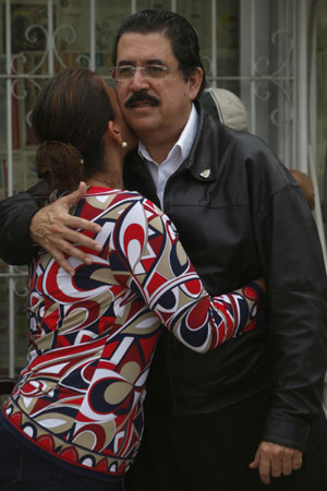 Honduras ousted president Zelaya plays guitar with family