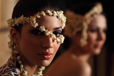 Pakistan's fashionistas defy Taliban