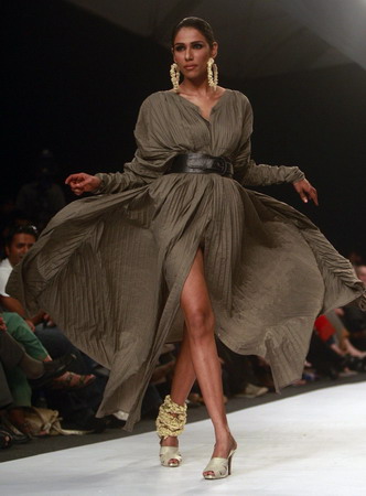 Pakistan's fashionistas defy Taliban