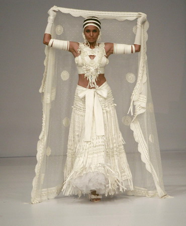 Pakistan's fashionistas defy Taliban