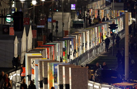 1,000 dominos in memory of fall of Berlin Wall