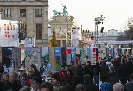 Giant dominoes form tribute to Berlin Wall's fall