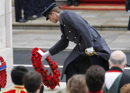 remembrance sunday: queen leads tributes