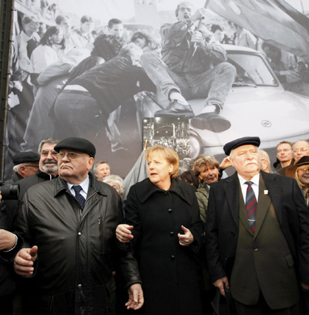Thousands cheer 20 years since fall of Berlin Wall