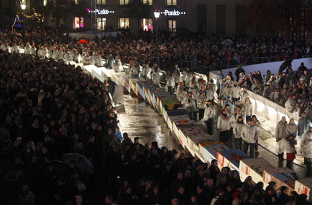 Thousands cheer 20 years since fall of Berlin Wall