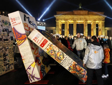 Thousands cheer 20 years since fall of Berlin Wall