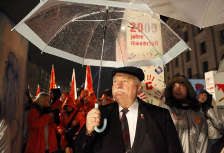 Thousands cheer 20 years since fall of Berlin Wall