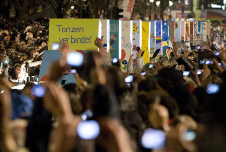 Thousands cheer 20 years since fall of Berlin Wall