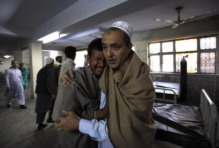 Bombing at police station in Pakistan kills 4