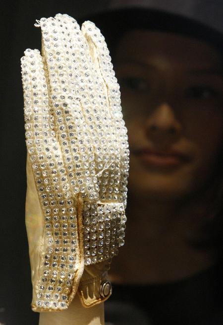 <b>michael jackson s glove</b> sells for 350000 at auction - 0023ae6cf3690c7323ff5c