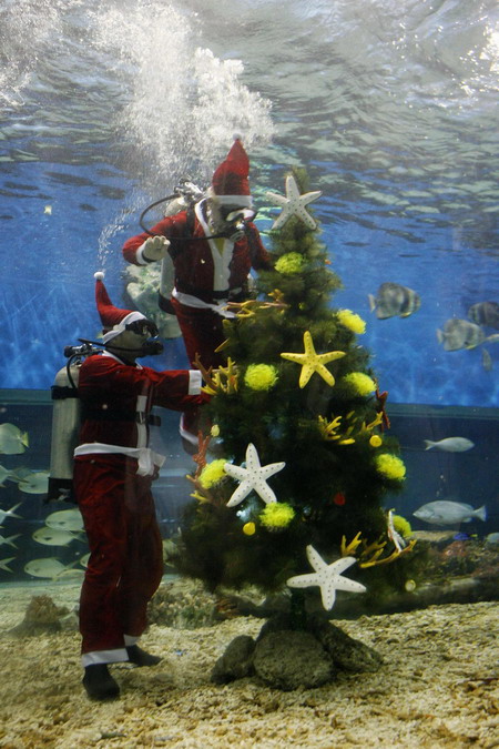 Under-water Christmas holiday show in Philippines
