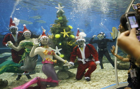 Under-water Christmas holiday show in Philippines