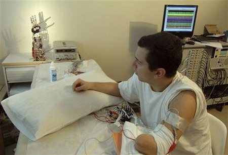 Experts: Man controlled robotic hand with thoughts