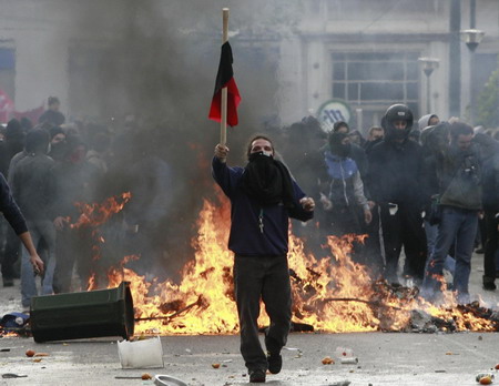 Violence erupts on Greek riot anniversary