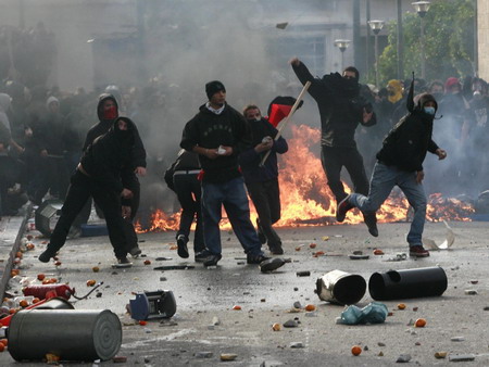 Violence erupts on Greek riot anniversary