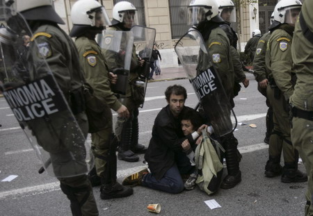 Violence erupts on Greek riot anniversary