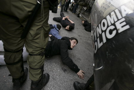 Greek police clash with youths for second day