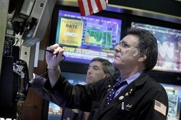 Fed holds rates at record low to fuel recovery