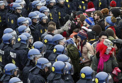 Police battle protesters at climate change conference
