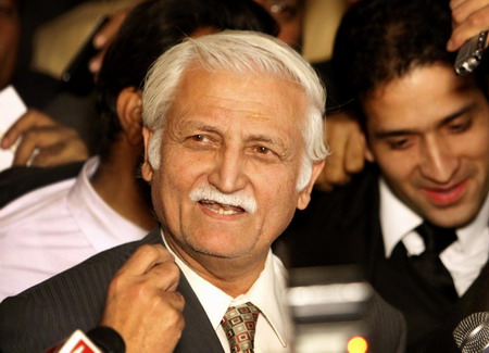 Pakistan stops minister at airport after court ruling