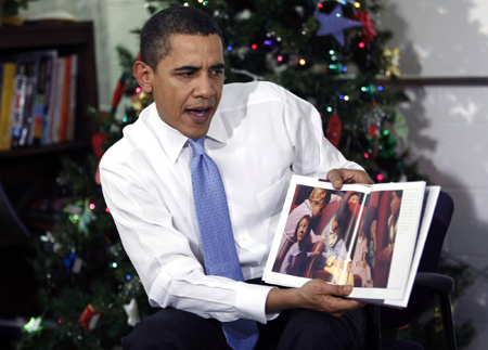 Obama reads story, gives cookies to children