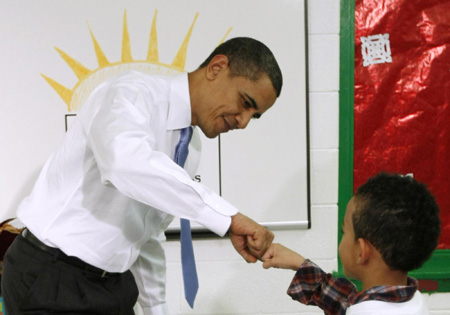 Obama reads story, gives cookies to children