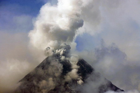 Eruption of Mayon volcano forces thousands to evacuate