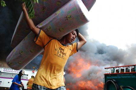 Fire destroys 1,000 houses in Metro Manila