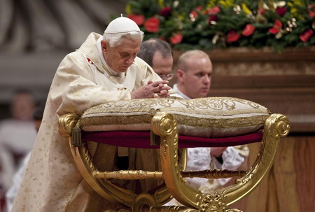 Pope knocked down by woman at Christmas Mass
