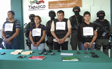 Mexico suspends 6 over photos of slain drug lord