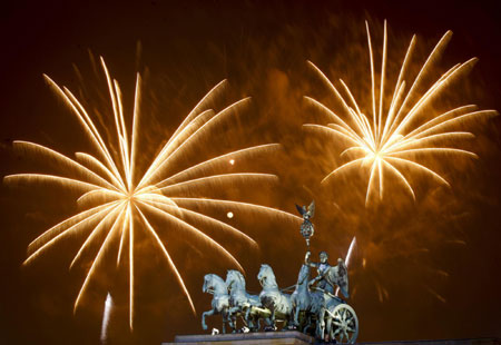 Goodbye 2009! World embraces for a more hopeful 2010