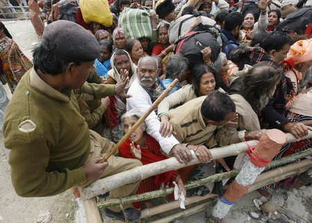 Stampede kills 7 India Hindu pilgrims