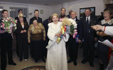 Ukraine PM Tymoshenko faces old rival in runoff