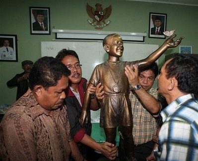 Obama statue returns to public view in Jakarta