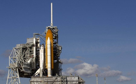 Shuttle Discovery fuels for pre-dawn launch