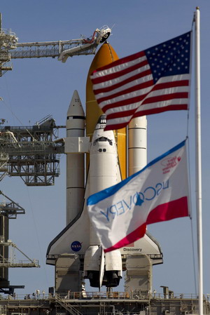 Shuttle Discovery fuels for pre-dawn launch