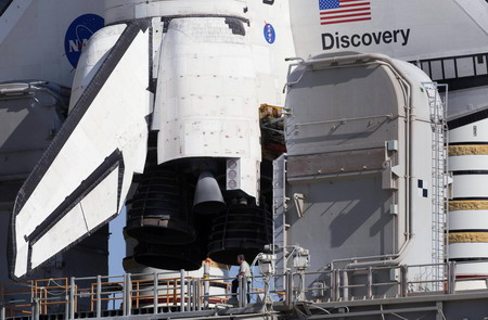 Shuttle Discovery fuels for pre-dawn launch