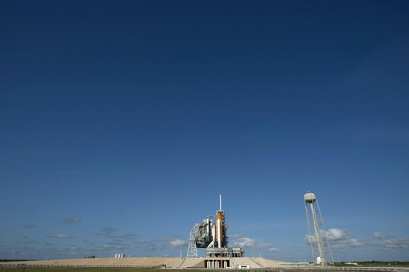 Shuttle Discovery fuels for pre-dawn launch